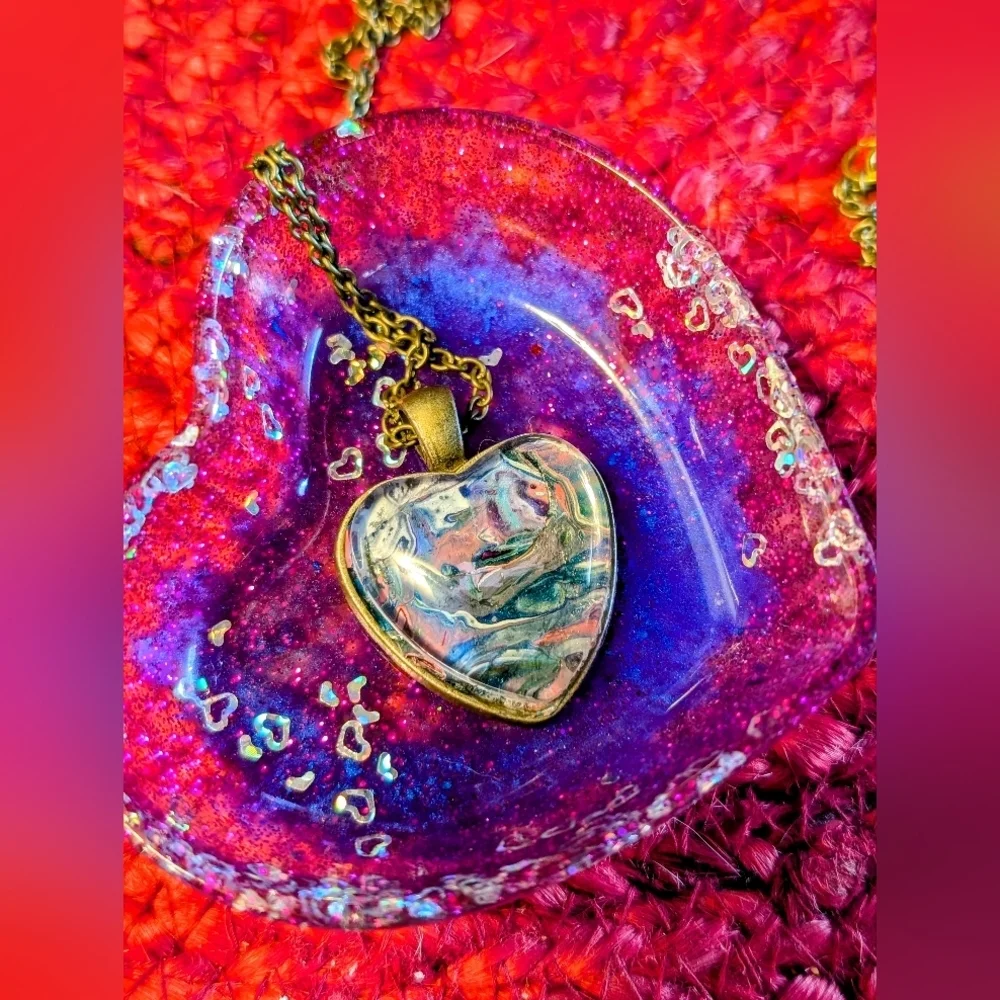 Handmade colorful fluid art heart necklace - Picture 4 of 4